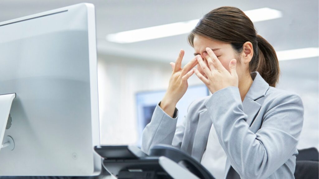 眼精疲労の女性写真