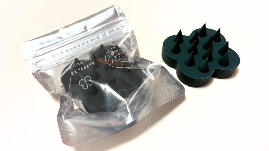 ukaスカルプブラシケンザン バリカタの未開封と開封商品並べた写真