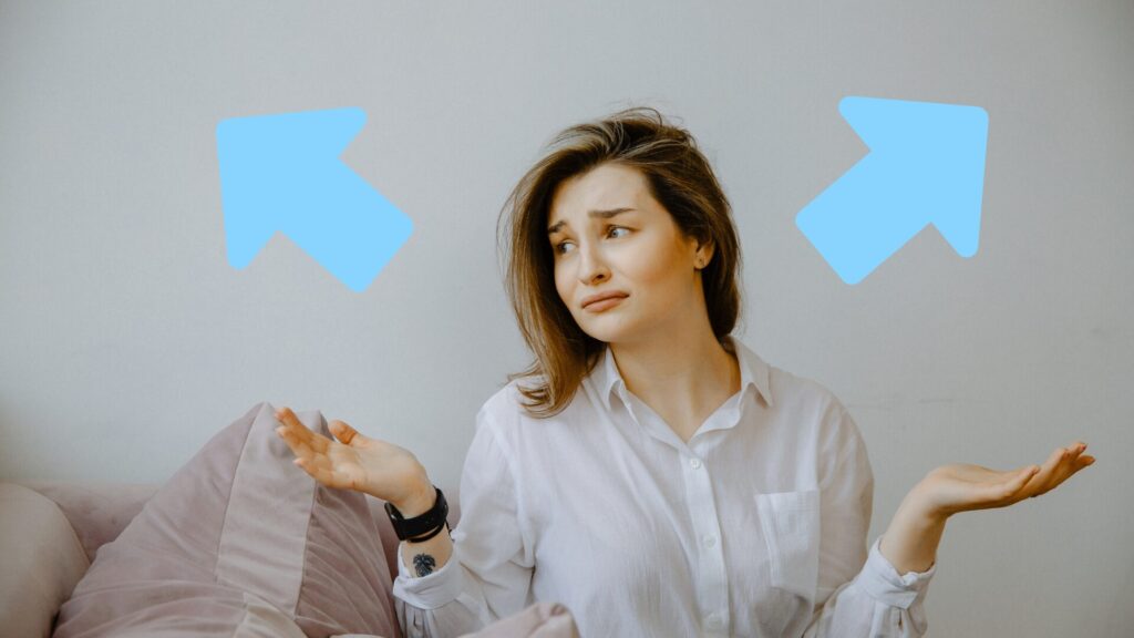 どっちか迷っている女性写真