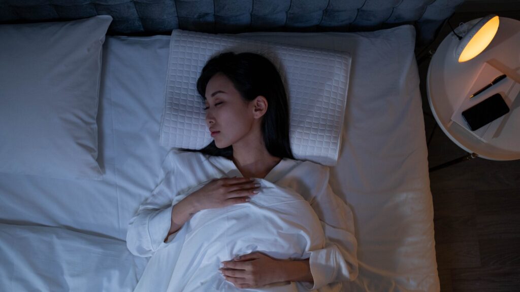 熟睡する女性イメージ写真