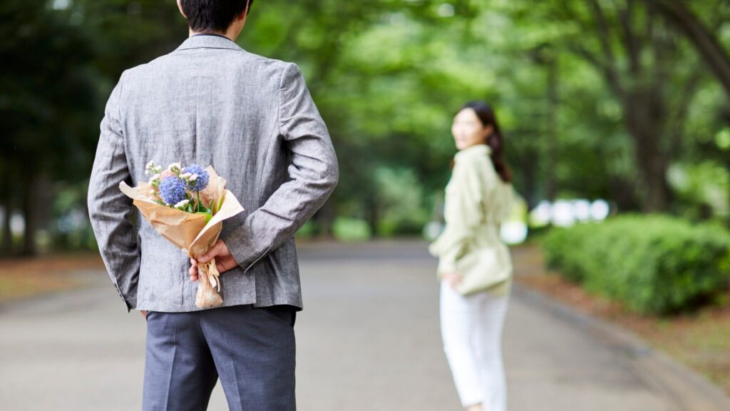 花束を隠すイメージ写真