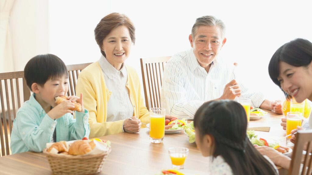 祖父母と団欒イメージ写真