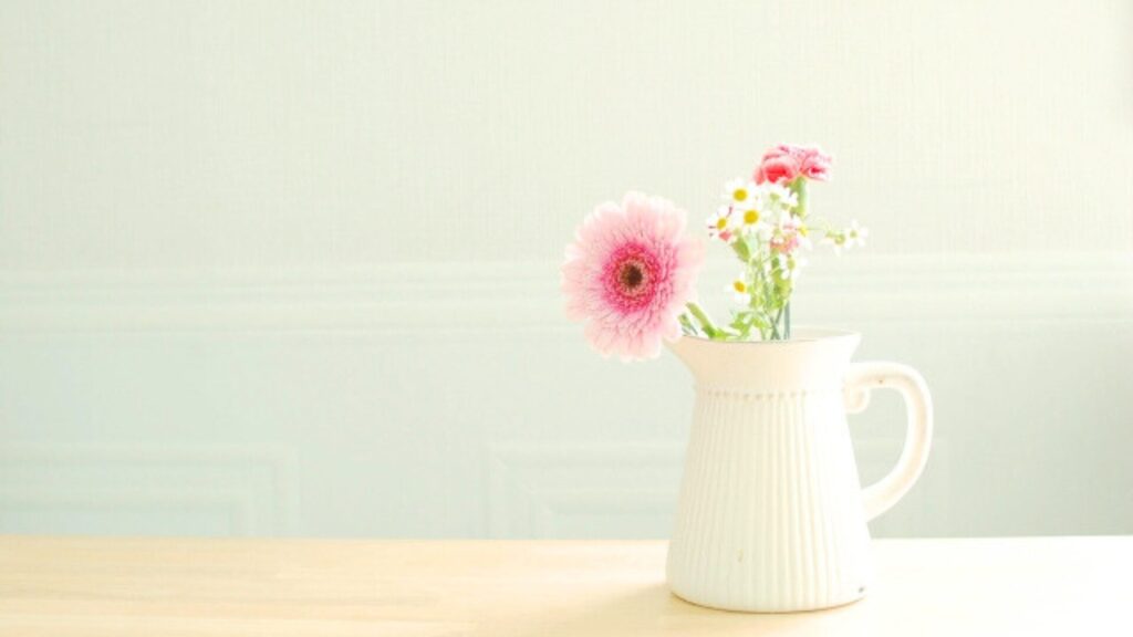 花瓶に活けたお花のイメージ写真