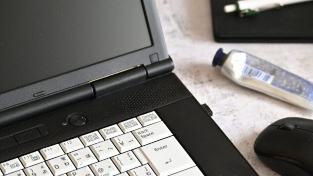 デスクにハンドクリームの写真