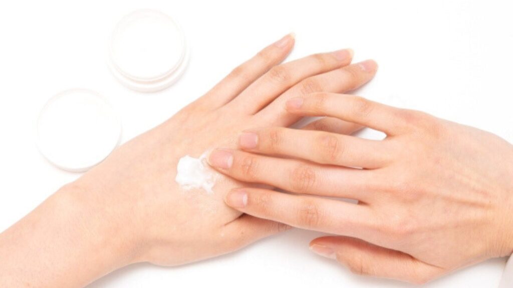 ハンドクリームですべすべな手肌イメージ写真