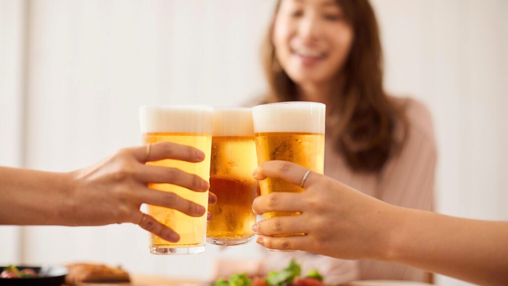 ビールで乾杯イメージ写真