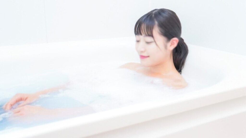 入浴剤で入浴中イメージ写真
