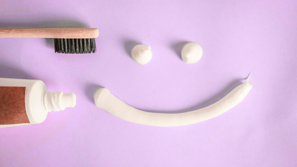 歯磨き粉でにっこりイメージ写真