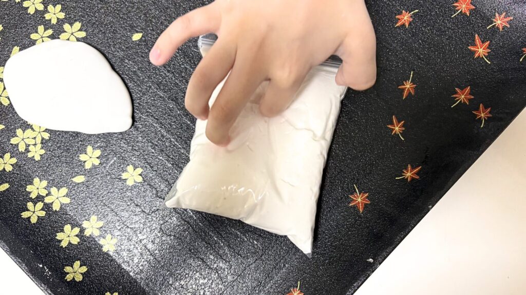 ふわもちスライムジップロックに入れてスクイーズ写真